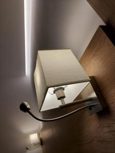 een licht op de hoek van een kamer met een lamp bij Casa Corvaja in Taormina