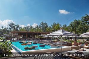 ein Bild eines Resortpools mit Liegestühlen und Sonnenschirmen in der Unterkunft Jadran Heritage Hotel, Valamar Collection in Poreč