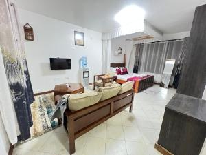 ディアニ・ビーチにあるDiani Villa studioのソファとテレビのあるリビングルーム +4枚の写真