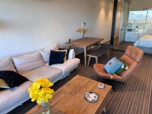 メルボルンにあるBest balcony in St Kildaのソファとテーブルのあるリビングルーム