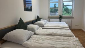 Ένα ή περισσότερα κρεβάτια σε δωμάτιο στο Ferienwohnung im Holstenhofweg-2