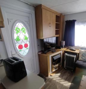 Køkken eller tekøkken på Whispering Meadow Sandgate Holiday Park Hemsby