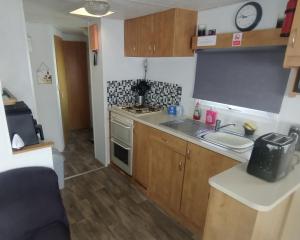 Køkken eller tekøkken på Whispering Meadow Sandgate Holiday Park Hemsby