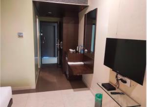 Hotel Rasika的电视和/或娱乐中心