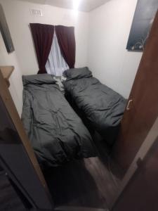 En eller flere senge i et værelse på Whispering Meadow Sandgate Holiday Park Hemsby