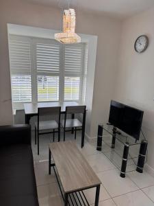 Televiisor ja/või meelelahutuskeskus majutusasutuses Spacious Luxurious Serviced Accommodation 7