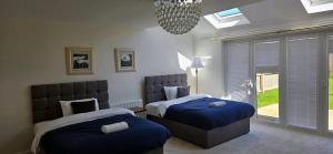 Voodi või voodid majutusasutuse Spacious Luxurious Serviced Accommodation 7 toas