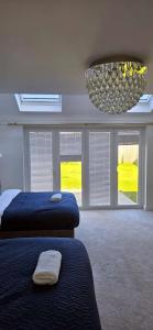 Voodi või voodid majutusasutuse Spacious Luxurious Serviced Accommodation 7 toas