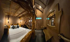 una stanza del treno con un letto e una scala di Ama Eco Lodge a Sigiriya