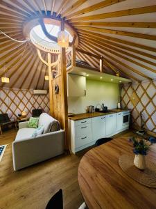 a kitchen and a living room in a yurt at Szumi Brzoza in Osieczek Piwnice