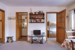 Zimmer mit einem Bett und einem TV auf dem Tisch in der Unterkunft Chesa San Gian first floor - Celerina in Celerina