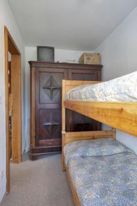 1 Schlafzimmer mit 2 Etagenbetten und einer Kommode in der Unterkunft Chesa San Gian first floor - Celerina in Celerina