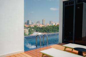 金边The Scenic Hotel的阳台可欣赏游泳池景色