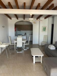 una sala de estar con un sofá y una mesa en TropicanaB11, en Nerja 2 fotos más