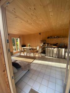 una habitación con mesa y sillas en una casa en Ferienhaus Remise, en Seehausen am Staffelsee