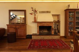 sala de estar con chimenea y espejo en Luxury Tbilisi House with Garden - by Wehost, en Tiflis