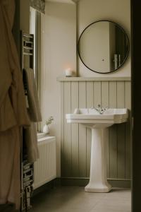 Ένα μπάνιο στο Traditional Highland lodge restored in the spirit of rural living, set in a wild landscape - NATURE ADVENTURE NURTURE