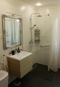 Ένα μπάνιο στο Szemerey Pince Apartman