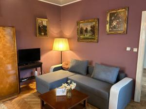 a living room with a couch and a tv at Weinvilla in Wolkersdorf
