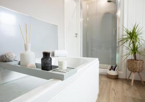 een witte badkamer met een wastafel en een spiegel bij City to Country Retreat Luxury Cottage with Hot Tub in Toppesfield +72 foto's