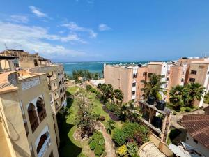 Una vista aérea de una ciudad con edificios y el océano. en Bahari bliss apartments, en Mombasa