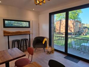 Ruang duduk di Les Cabanes d'Isa - 1 CHAMBRE lit Queen size