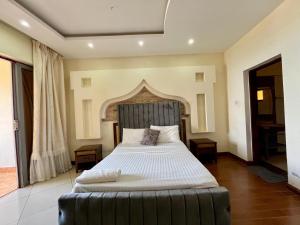 Un dormitorio con una cama grande en una habitación. en Bahari bliss apartments, en Mombasa 24 fotos más