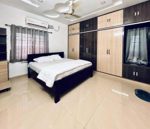 Ένα ή περισσότερα κρεβάτια σε δωμάτιο στο MHR Vacation Home & Mini Function Hall