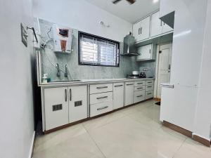 Η κουζίνα ή μικρή κουζίνα στο MHR Vacation Home & Mini Function Hall