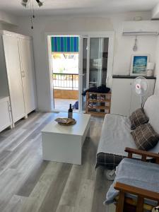 ein Wohnzimmer mit einer Couch und einem Couchtisch in der Unterkunft Vinamar Alena in La Mata