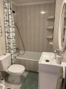 ein Badezimmer mit Toilette, Badewanne und Waschbecken in der Unterkunft Vinamar Alena in La Mata