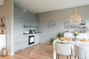 Η κουζίνα ή μικρή κουζίνα στο Ostsee - Appartement Nr 172 "Skipper Lounge" inkl TG-Platz im Strand Resort