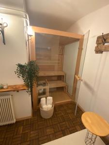 默德林Apartment mit Sauna im Wienerwald - Mödling的一间带楼梯的小房间和一间带桌子的房间