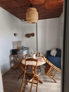 Cravant-les-CoteauxにあるLes Chambres de Nellyのテーブルと椅子のあるダイニングルーム