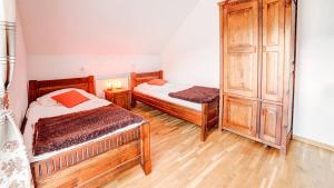 Ένα ή περισσότερα κρεβάτια σε δωμάτιο στο Solny - Resort w Bieszczadach