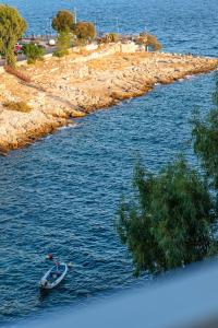 ピレウスにあるMZ Mare Piraeusの島の横の水上船