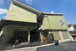 a yellow house with a fence in front of it at OYO 94715 Homestay Kembar Syariah in Sragen
