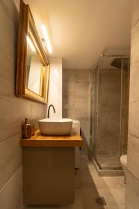 ピレウスにあるMZ Mare Piraeusの洗面台とシャワー付きのバスルーム +21枚の写真