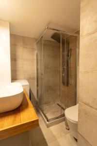 ピレウスにあるMZ Mare Piraeusのシャワー、洗面台、トイレ付きのバスルーム