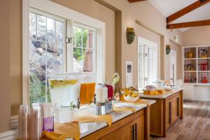 uma cozinha com um balcão com um liquidificador em Lighthouse Lodge & Cottages em Pacific Grove