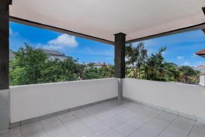 an empty balcony with a view of the sky at OYO 94704 Geria Ratu Prahandari in Kerobokan