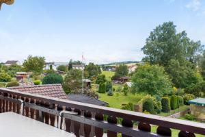 balcone con vista sul cortile di Fewo Gundlach a Lichtenau