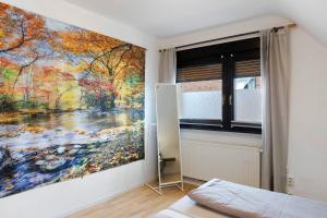 una camera da letto con un dipinto sul muro di Fewo Gundlach a Lichtenau