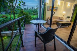 balkon ze stołem, krzesłami i kanapą w obiekcie The Farm House Mirissa w mieście Mirissa +28 zdjęć