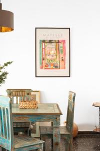 ピレウスにあるMZ Mare Piraeusの壁に絵を描いたテーブルと椅子