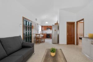 een woonkamer met een bank en een tafel bij Bonita Casa Annie in Abades