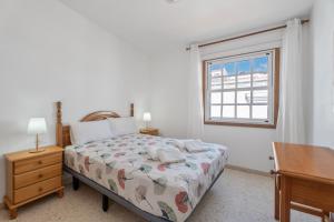 een slaapkamer met een bed, een bureau en een raam bij Bonita Casa Annie in Abades