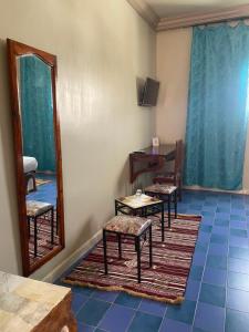 a room with a mirror and a table and chairs at Hotel Matmata in Matmata