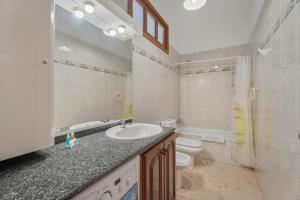 een badkamer met wastafel en toilet bij Bonita Casa Annie in Abades +18 foto's