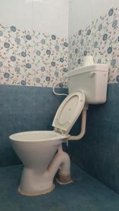 Et badeværelse på Kasthuri Guest House